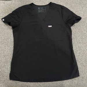 Black figs one pocket scrub top in small